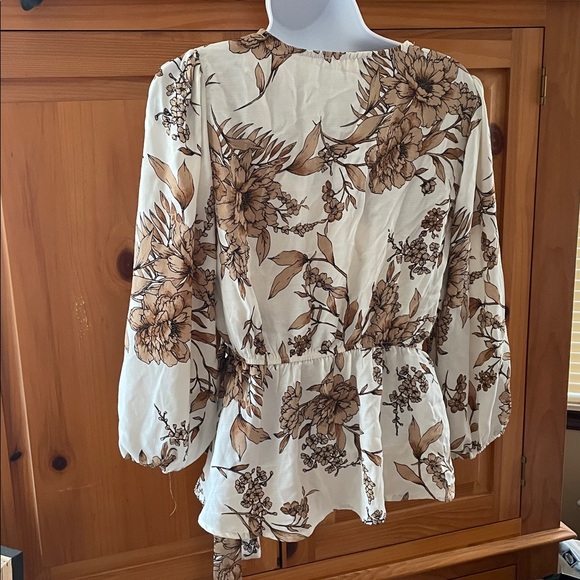 White & Brown Floral Top π€π€ - Picture 11 of 12